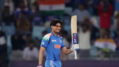 কলকাতা: দক্ষিণ আফ্রিকার বিরুদ্ধে টি-টোয়েন্টি সিরিজের আগে টিম ইন্ডিয়া কিছু সুখবর পেয়েছে। টি-টোয়েন্টি সহ-অধিনায়ক শুভমান গিলকে বিসিসিআইয়ের সেন্টার অফ এক্সিলেন্স মাঠে নামার অনুমতি দিয়েছে। কলকাতায় দক্ষিণ আফ্রিকার বিরুদ্ধে প্রথম টেস্টের সময় গিল চোট পান। টেস্ট সিরিজে শুভমান গিল টিম ইন্ডিয়ার অধিনায়ক ছিলেন, কিন্তু তার চোটের কারণে ঋষভ পন্থ অধিনায়কের দায়িত্ব নেন। দক্ষিণ আফ্রিকার বিরুদ্ধে এই টেস্ট সিরিজে টিম ইন্ডিয়াকে ২-০ ব্যবধানে হারের মুখোমুখি হতে হয়েছিল।