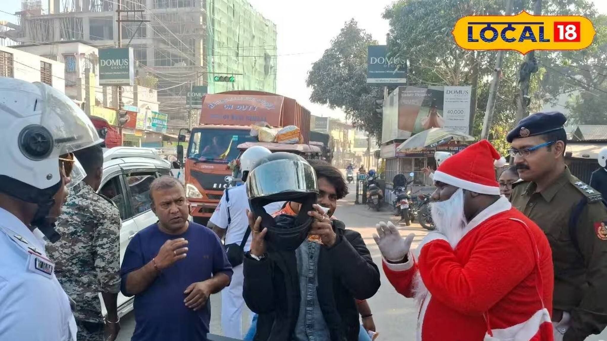 Siliguri News: শিলিগুড়ির রাস্তায় 'সান্তা পুলিশ'! ফাইনের বদলে দেওয়া হল কেক, বড়দিনের আগে অভিনব অভিযান
