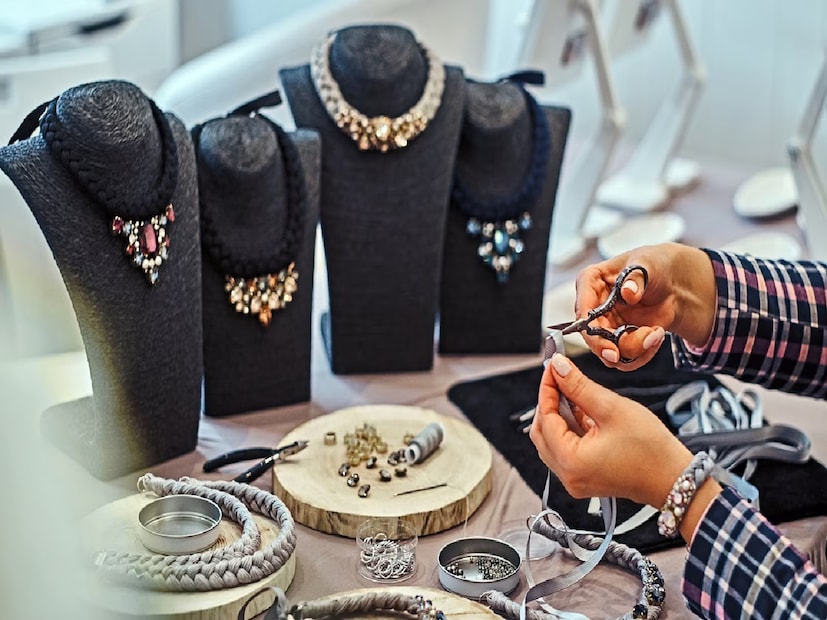 অর্থ বিশেষজ্ঞ রমন সচদেবের মতে, রুপোর দামের এই উত্থান কেবল বাজারের কোনও কাকতালীয় ঘটনা নয়, বরং সরবরাহ এবং চাহিদার প্রত্যক্ষ ফলাফল। তিনি বলেছেন যে রুপো সরাসরি খনন করা হয় না। এটি বেশিরভাগই দস্তা এবং সীসার উপজাত হিসাবে উৎপাদিত হয়। এর অর্থ হল এর সরবরাহ ইতিমধ্যেই সীমিত, অন্য দিকে, এর চাহিদা ক্রমাগত বাড়ছে। অতএব, দাম তো বাড়বেই!