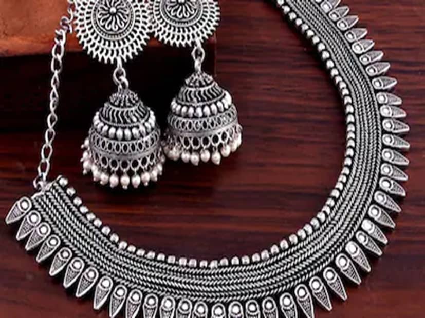 চাহিদা বৃদ্ধি পাচ্ছে, কেন না রুপো নিত্য দিনের নানা জিনিসপত্রে ব্যবহার করা হয়ে থাকে, তা শুধুই তৈজস আর গয়নায় আটকে নেই। রুপো বৈদ্যুতিক যানবাহন, সৌর প্যানেল, মোবাইল ফোন, ল্যাপটপ, ডিজিটাল ঘড়ি এবং প্রায় প্রতিটি ইলেকট্রনিক গ্যাজেটে ব্যবহৃত হয়। বিদ্যুতের দাম বৃদ্ধির মধ্যে সারা বিশ্ব এখন সৌরশক্তির দিকে ঝুঁকছে, যা রুপোর চাহিদাকে নতুন উচ্চতায় নিয়ে যাচ্ছে।শুধু তাই নয়, অনেক কেন্দ্রীয় ব্যাঙ্কও দ্রুত বিনিয়োগের সুবিধা বিবেচনা করে সোনার পাশাপাশি রুপো সংগ্রহ করছে। বিগত বছর রাশিয়া একাই রুপো কেনার জন্য ৫৪৫ মিলিয়ন ডলার বরাদ্দ করেছিল। ডলারের প্রতি আস্থা হ্রাসের কারণে রুপো এখন ঠিক সোনার মতোই সমান্তরাল এক নিরাপদ আশ্রয়স্থল হয়ে উঠছে।