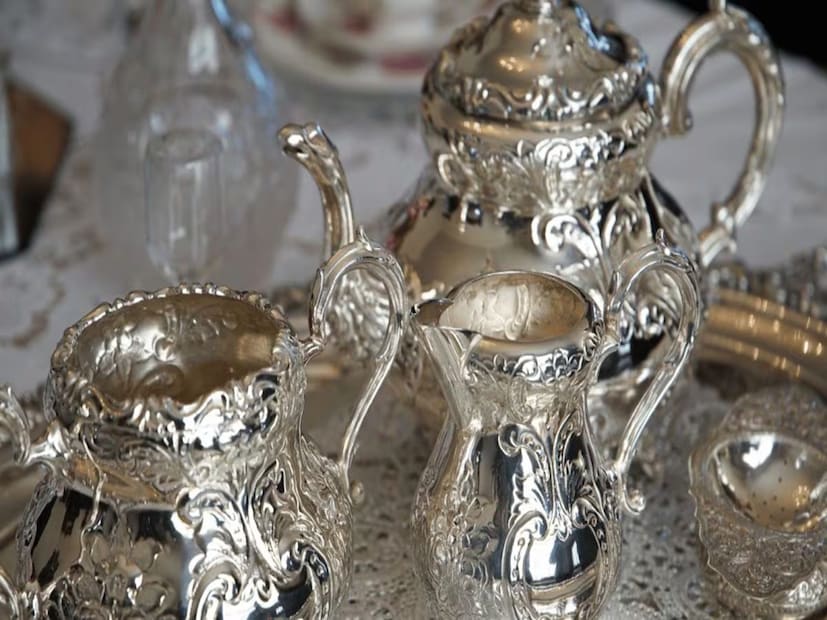 চাহিদা বৃদ্ধি পাচ্ছে, কেন না রুপো নিত্য দিনের নানা জিনিসপত্রে ব্যবহার করা হয়ে থাকে, তা শুধুই তৈজস আর গয়নায় আটকে নেই। রুপো বৈদ্যুতিক যানবাহন, সৌর প্যানেল, মোবাইল ফোন, ল্যাপটপ, ডিজিটাল ঘড়ি এবং প্রায় প্রতিটি ইলেকট্রনিক গ্যাজেটে ব্যবহৃত হয়। বিদ্যুতের দাম বৃদ্ধির মধ্যে সারা বিশ্ব এখন সৌরশক্তির দিকে ঝুঁকছে, যা রুপোর চাহিদাকে নতুন উচ্চতায় নিয়ে যাচ্ছে।শুধু তাই নয়, অনেক কেন্দ্রীয় ব্যাঙ্কও দ্রুত বিনিয়োগের সুবিধা বিবেচনা করে সোনার পাশাপাশি রুপো সংগ্রহ করছে। বিগত বছর রাশিয়া একাই রুপো কেনার জন্য ৫৪৫ মিলিয়ন ডলার বরাদ্দ করেছিল। ডলারের প্রতি আস্থা হ্রাসের কারণে রুপো এখন ঠিক সোনার মতোই সমান্তরাল এক নিরাপদ আশ্রয়স্থল হয়ে উঠছে।