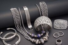 Silver Price:  রুপোর বাজারে বিরাট ধস, নতুন বছরে রুপোর দাম কমবে না বাড়বে! কোথায় বিনিয়োগ করবেন? কীভাবে সুবিধা পাবেন জানুন