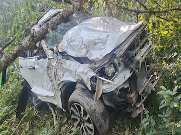 সিটংয়ে দুর্ঘটনাগ্রস্ত গাড়ি৷ সিটংয়ে দুর্ঘটনাগ্রস্ত গাড়ি৷