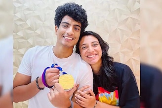 বিয়ে কবে হবে কেউ জানে না! আদৌ হবে কি না ঠিক নেই, এরই মধ্যে হাসিমুখে স্মৃতির হবু বর!