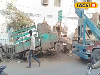 গাড়ি সরানো হচ্ছে