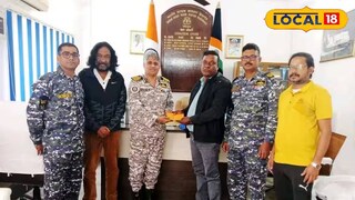 পুরস্কার নিচ্ছেন মৎসজীবী