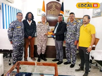 পুরস্কার নিচ্ছেন মৎসজীবী পুরস্কার নিচ্ছেন মৎসজীবী