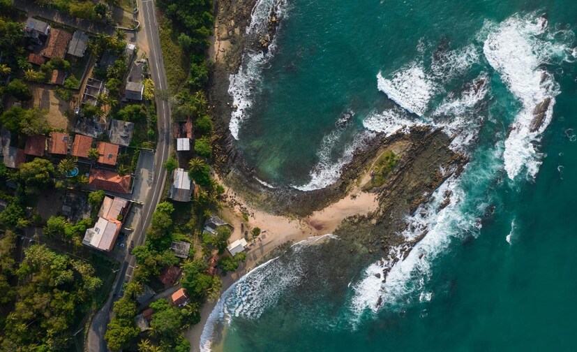 শ্রীলঙ্কা তার আকৃতি, দীপ্তি এবং বিশাল নীল ভারত মহাসাগরের বুকে বিরল মুক্তার মতো প্রাকৃতিক অবস্থানের কারণে এই খেতাব অর্জন করেছে। রত্ন বললে যে বৈশিষ্ট্যের কথা মাথায় আসে, শ্রীলঙ্কার ভাঁড়ারে তা রয়েছে পরিপূর্ণ ভাবে। দ্বীপটি প্রায়শই তার মনোরম উপকূলরেখা, উর্বর জমি এবং এত গুণমানসম্পন্ন মূল্যবান পাথরের জন্য প্রশংসিত হয়ে থাকে। (Image: Pexels)