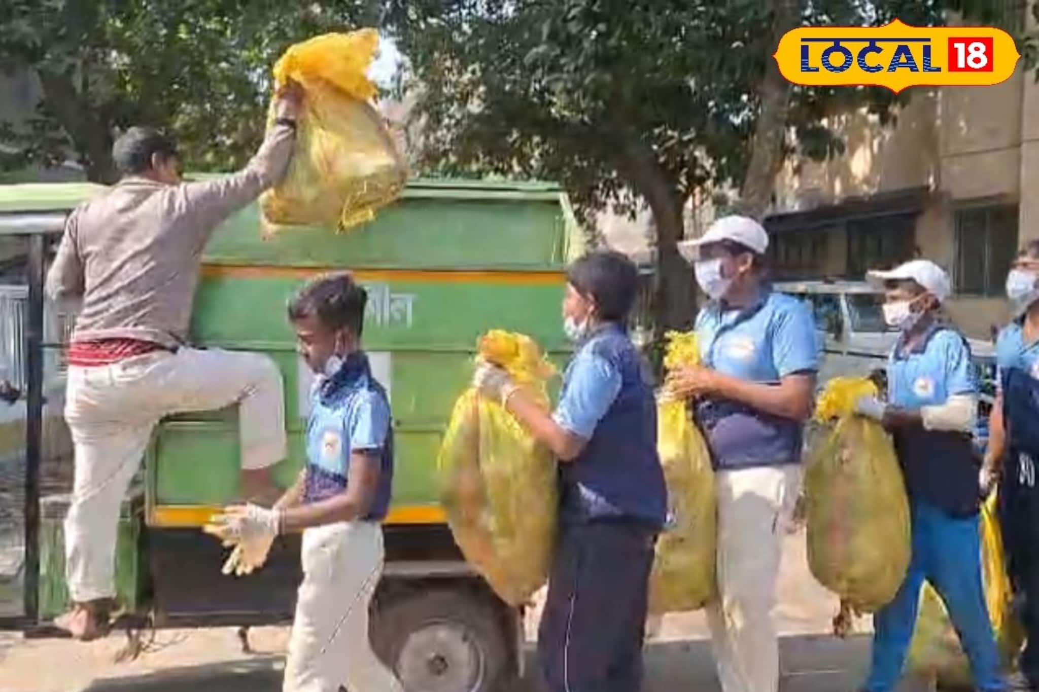 পড়াশোনা কিংবা খেলাধুলা নয়! ঝাঁটা ও বস্তা হাতে খুদে পড়ুয়ারা যা করল, বাহবা দিতেই হবে পড়াশোনা কিংবা খেলাধুলা নয়! ঝাঁটা ও বস্তা হাতে খুদে পড়ুয়ারা যা করল, বাহবা দিতেই হবে