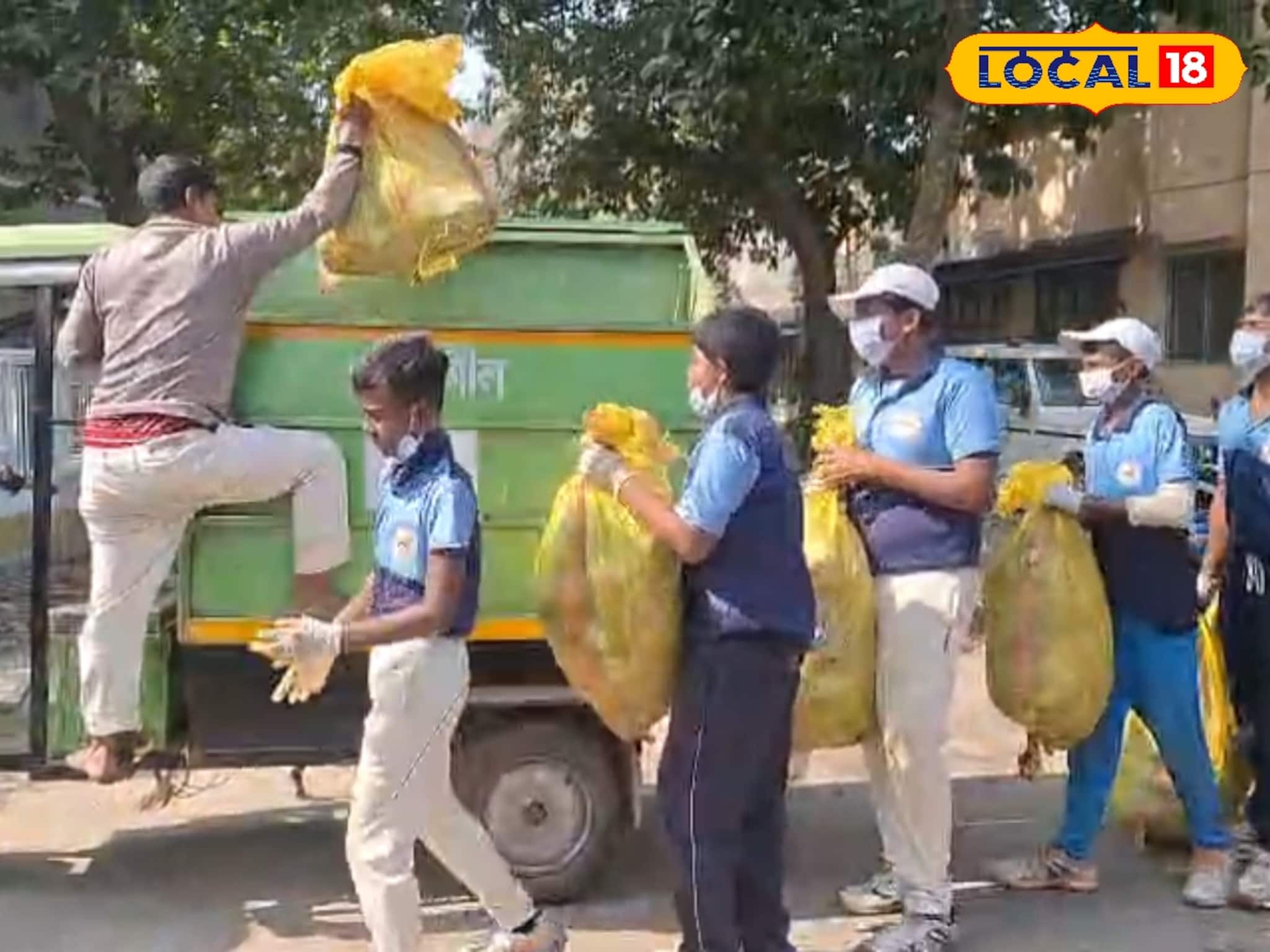 পড়াশোনা কিংবা খেলাধুলা নয়! ঝাঁটা ও বস্তা হাতে খুদে পড়ুয়ারা যা করল, বাহবা দিতেই হবে পড়াশোনা কিংবা খেলাধুলা নয়! ঝাঁটা ও বস্তা হাতে খুদে পড়ুয়ারা যা করল, বাহবা দিতেই হবে