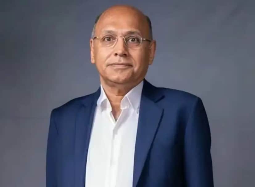 একই তারিখে প্রতিযোগী হ্যাভেলসের বাজার মূলধন ছিল ৯৮,২৫১.৮৯ কোটি টাকা। ফোর্বস ইন্ডিয়ার মতে, ৭২ বছর বয়সী ইন্দর জয়সিংহানির মোট সম্পদের পরিমাণ প্রায় ৮.৬ বিলিয়ন ডলার (প্রায় ৭৫,০০০ কোটি টাকা)। ২০২২ সালে তা ছিল মাত্র ৩.৩৫ বিলিয়ন ডলার। ব্যক্তিগত জীবনে তিনি সরলতা এবং কঠোর পরিশ্রমকে মূল্য দেন। তিনি সরল জীবনযাপন করতে পছন্দ করেন এবং পরিবারের প্রতি সম্পূর্ণরূপে নিবেদিতপ্রাণ। তিনি বিশ্বাস করেন যে নৈতিকতা এবং গুণমান দীর্ঘমেয়াদী সাফল্যের আসল চাবিকাঠি। পলিক্যাবের প্রযুক্তিগত অগ্রগতিতেও তিনি ব্যাপক অবদান রেখেছিলেন।