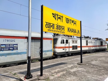 একাধিক গুরুত্বপূর্ণ ট্রেন যাতায়াত করে এখান দিয়ে একাধিক গুরুত্বপূর্ণ ট্রেন যাতায়াত করে এখান দিয়ে