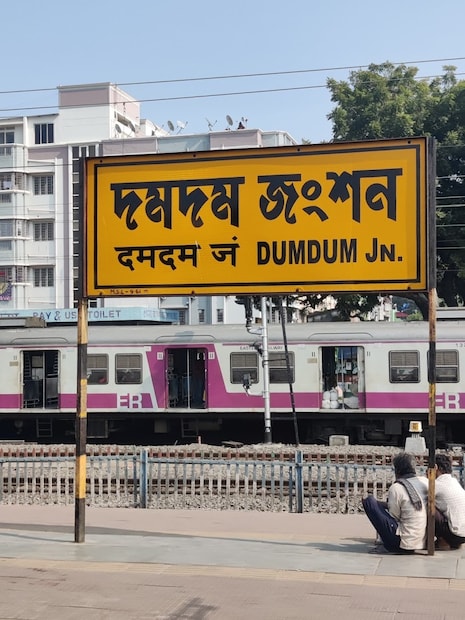 দমদম জংশন স্টেশন এলাকায় ট্র্যাক রক্ষণাবেক্ষণ কাজের জন্য ট্রেন নিয়ন্ত্রণ করা হবে। ট্র্যাক রক্ষণাবেক্ষণের কাজের কারণে, দমদম জংশন স্টেশন সীমায় সাত ঘণ্টা (০৬.১২.২০২৫ তারিখের ২২:৩০ টা থেকে ০৭.১২.২০২৫ তারিখের ৫:৩০ পর্যন্ত) ট্র্যাফিক ব্লকের পরিকল্পনা করা হয়েছে, ট্রেন চলাচলে নিম্নলিখিত ব্যবস্থা নেওয়া হয়েছে।