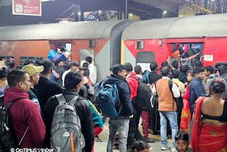 বিপর্যস্ত ইন্ডিগোর বিমান পরিষেবা,যাত্রী ভোগান্তি আটকাতে স্পেশ্যাল ট্রেন চালাচ্ছে রেলওয়ে