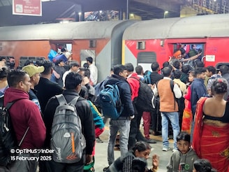 বিপর্যস্ত ইন্ডিগোর বিমান পরিষেবা,যাত্রী ভোগান্তি আটকাতে স্পেশ্যাল ট্রেন চালাচ্ছে রেলওয়ে