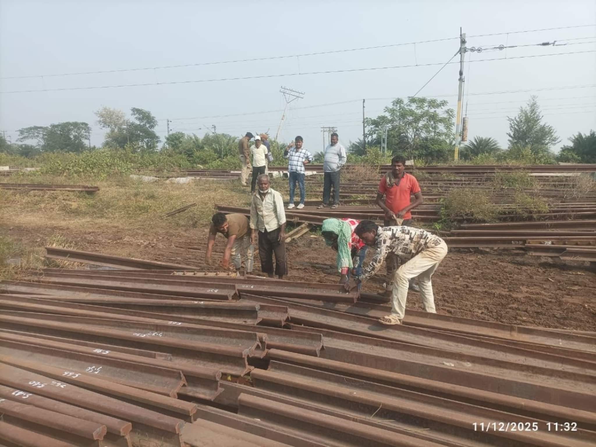 স্ক্র‍্যাপ বিক্রি করেই প্রায় চার কোটি টাকা ! রেকর্ড পরিমাণ আয় রেলের মালদহ ডিভিশনের
