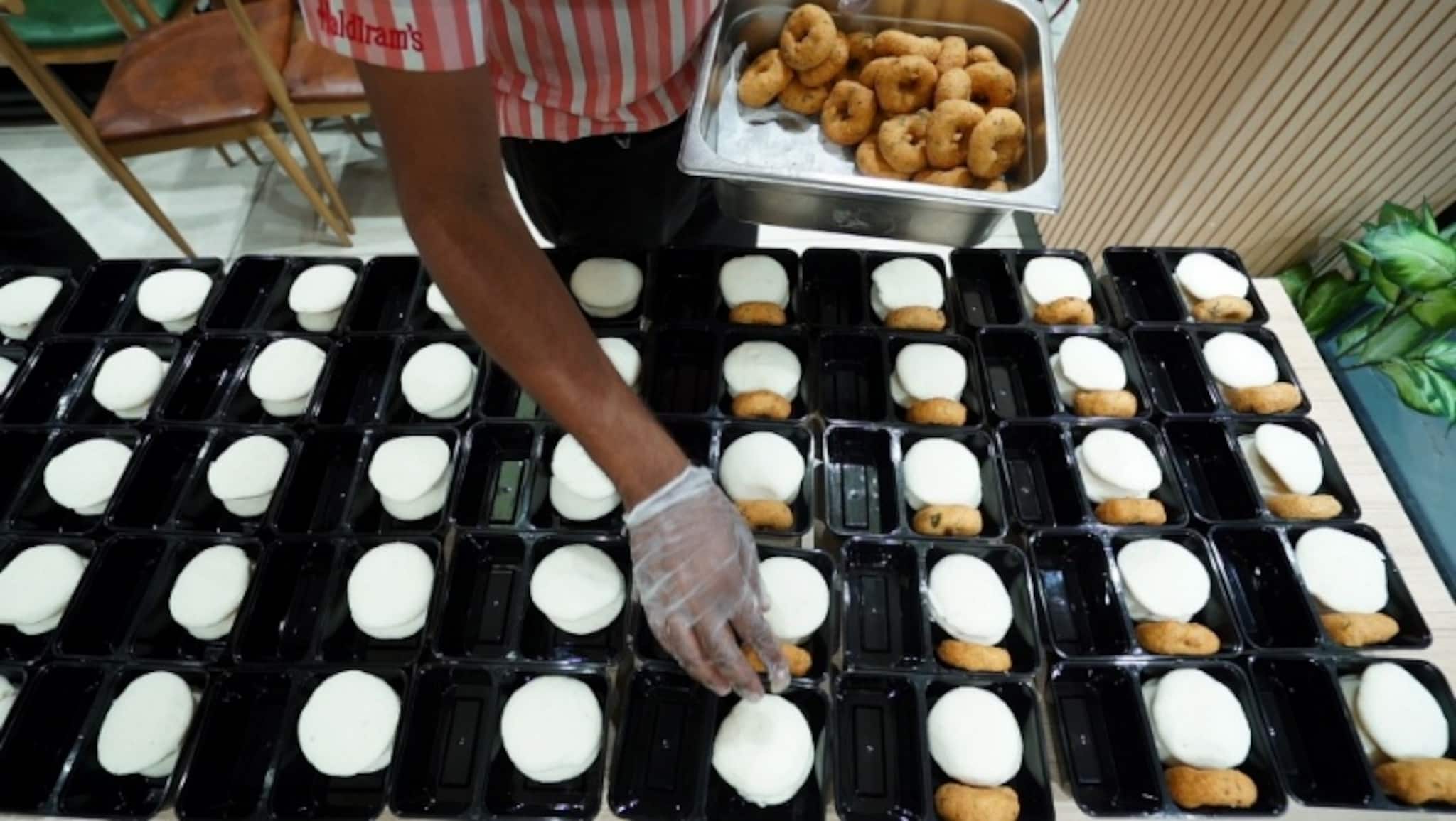 রেল যাত্রীদের দেওয়া হয় স্বাস্থ্যকর খাবার! ‘ইট রাইট স্টেশন’ তকমা পেল রাজ্যের ৬ স্টেশন