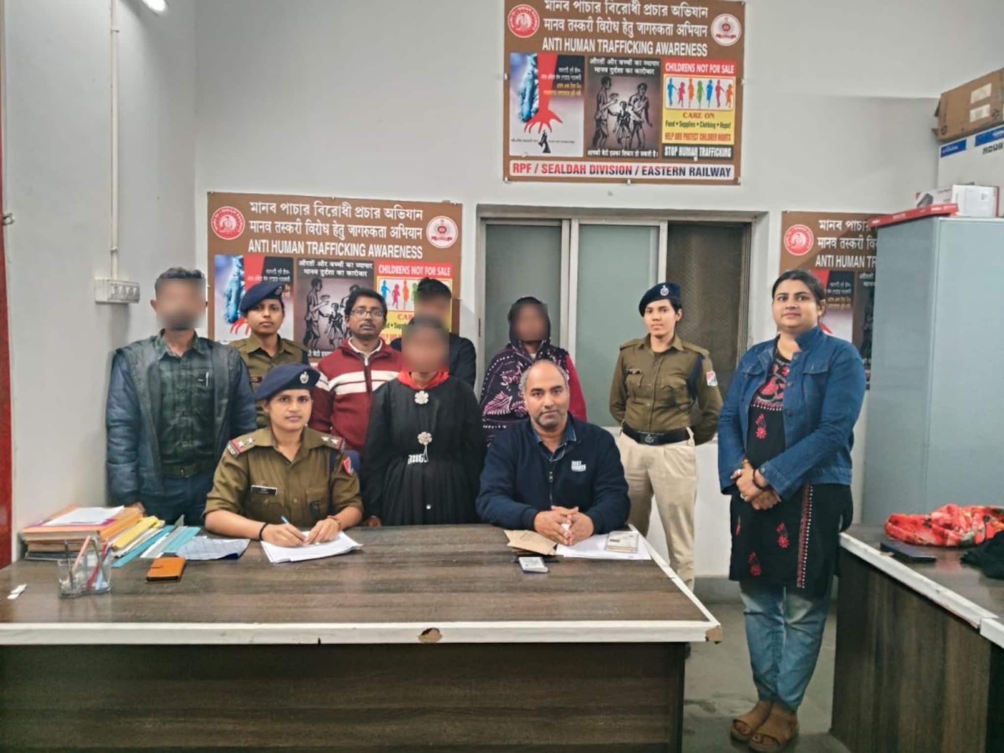 কলকাতা স্টেশন থেকে হাতেনাতে গ্রেফতার, লাগাতার অভিযানে পাচার আটকাল RPF, উদ্ধার শিশু-মহিলা কলকাতা স্টেশন থেকে হাতেনাতে গ্রেফতার, লাগাতার অভিযানে পাচার আটকাল RPF, উদ্ধার শিশু-মহিলা