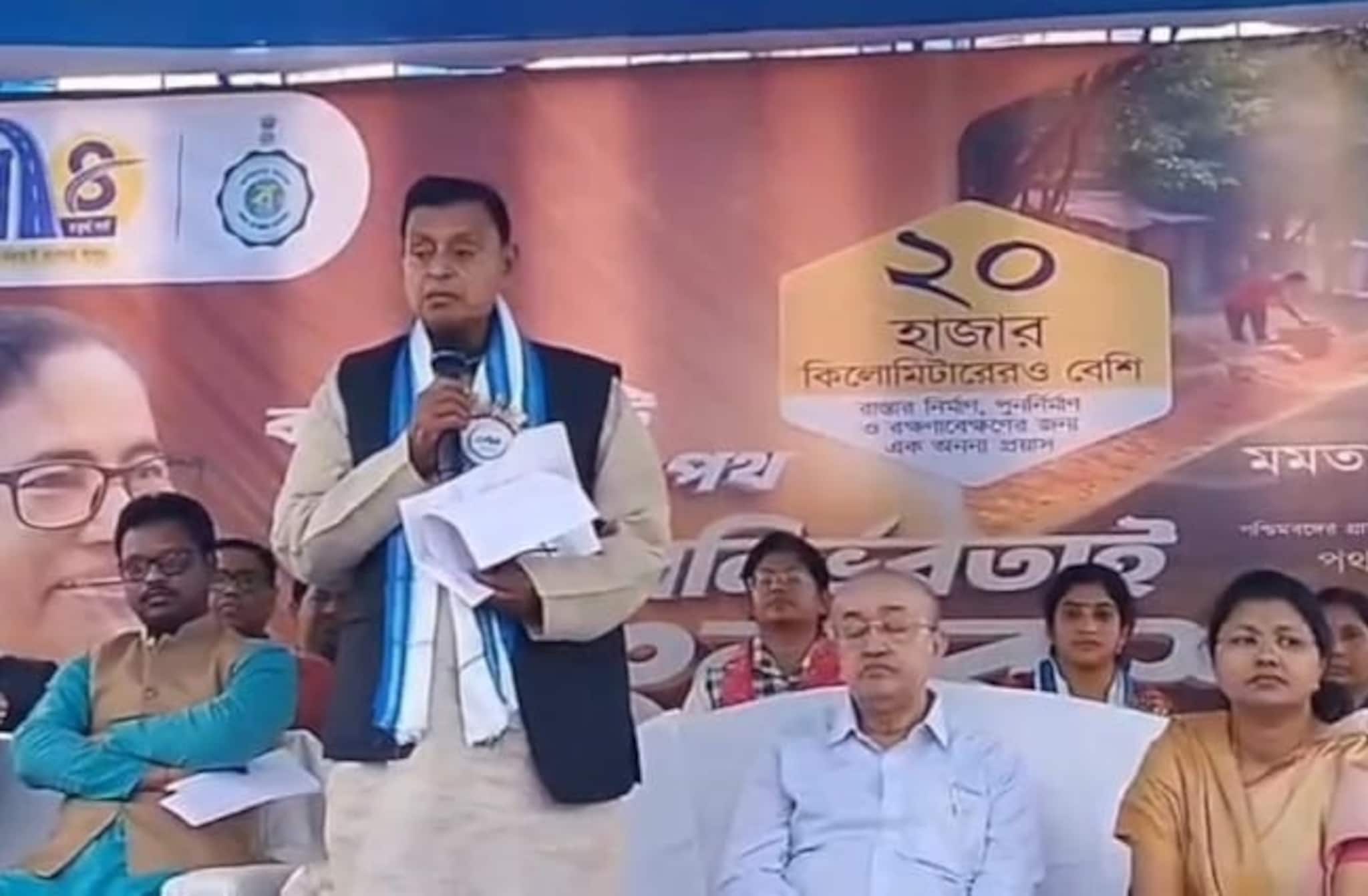 সময়সীমা মেনে এবং নিম্নমানের সামগ্রী দিয়ে রাস্তা তৈরি নিয়ে সতর্ক করলেন মন্ত্রী স্বপন দেবনাথ সময়সীমা মেনে এবং নিম্নমানের সামগ্রী দিয়ে রাস্তা তৈরি নিয়ে সতর্ক করলেন মন্ত্রী স্বপন দেবনাথ