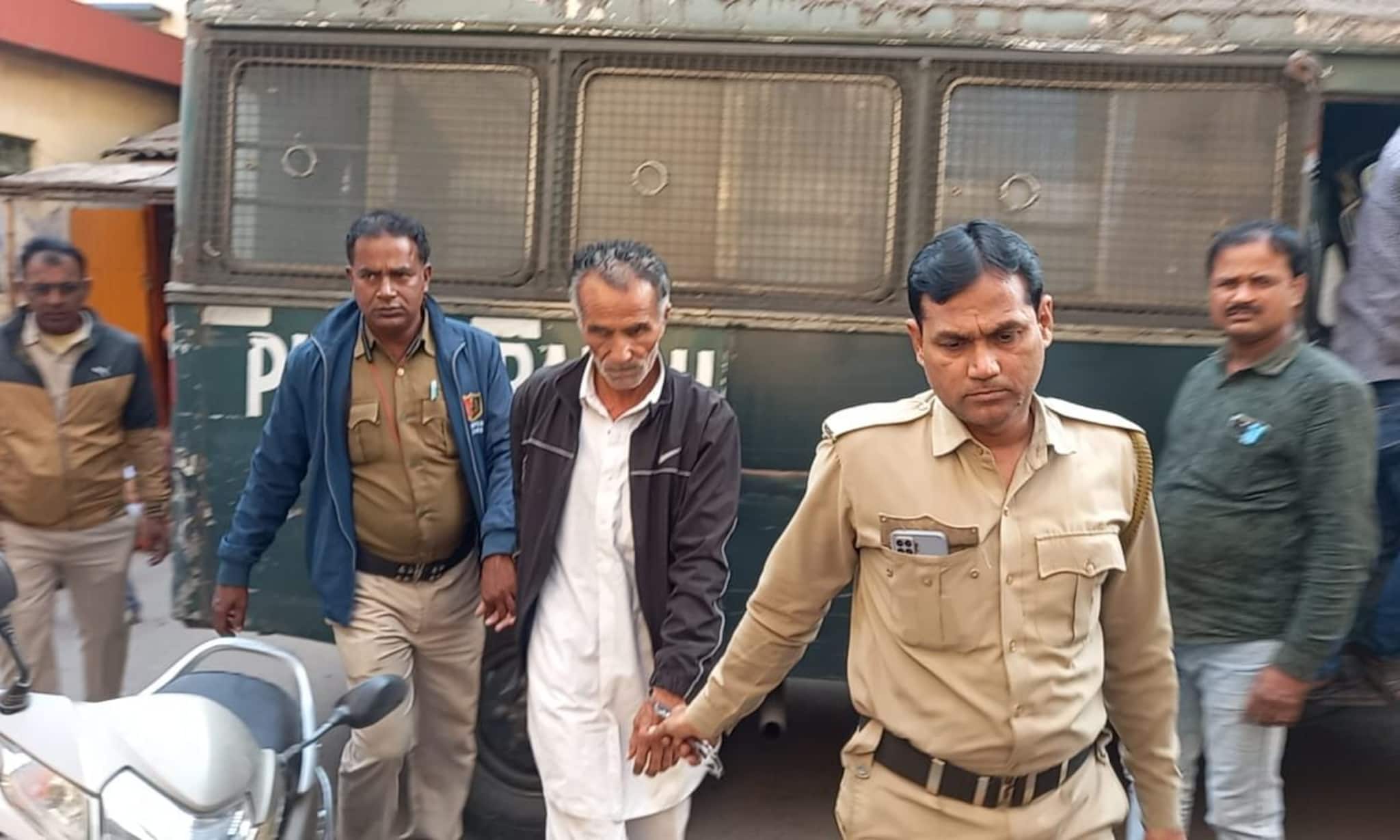 চারচাকা গাড়িতে এসে এটিএম ভেঙে টাকা লুঠ! ধৃতকে জেরায় মিলল চাঞ্চল্যকর তথ্য চারচাকা গাড়িতে এসে এটিএম ভেঙে টাকা লুঠ! ধৃতকে জেরায় মিলল চাঞ্চল্যকর তথ্য