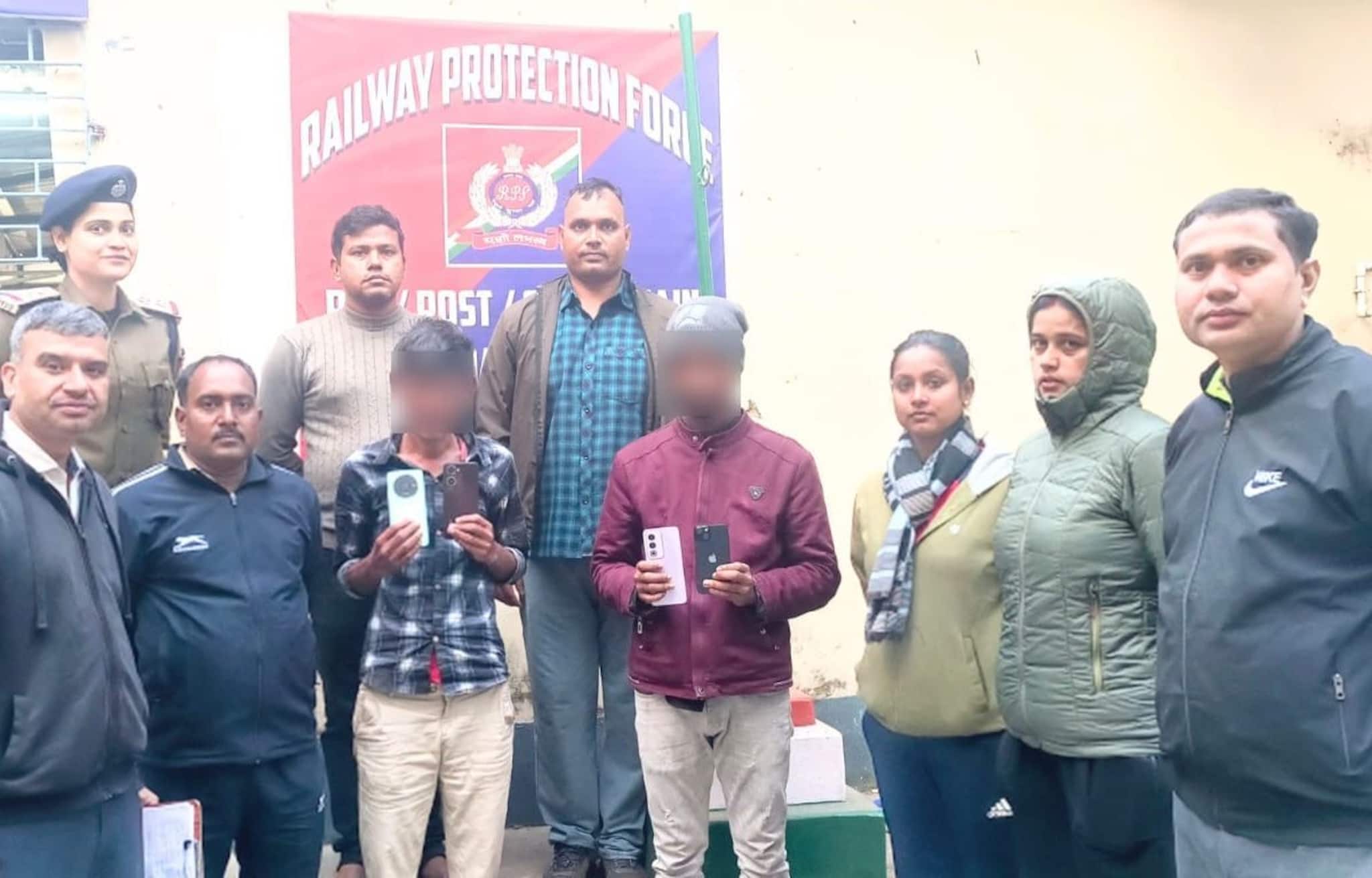 শিয়ালদহ স্টেশন থেকে উদ্ধার লক্ষ লক্ষ টাকার চোরাই মোবাইল! গ্রেফতার ২ শিয়ালদহ স্টেশন থেকে উদ্ধার লক্ষ লক্ষ টাকার চোরাই মোবাইল! গ্রেফতার ২