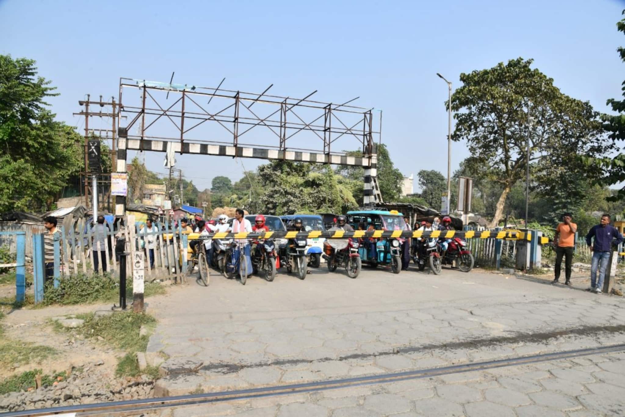 সুরক্ষা আরও জোরদার করার চেষ্টা! লেভেল ক্রসিংয়ে সুরক্ষা ব্যবস্থা কার্যকর করতে তৎপর রেল সুরক্ষা আরও জোরদার করার চেষ্টা! লেভেল ক্রসিংয়ে সুরক্ষা ব্যবস্থা কার্যকর করতে তৎপর রেল