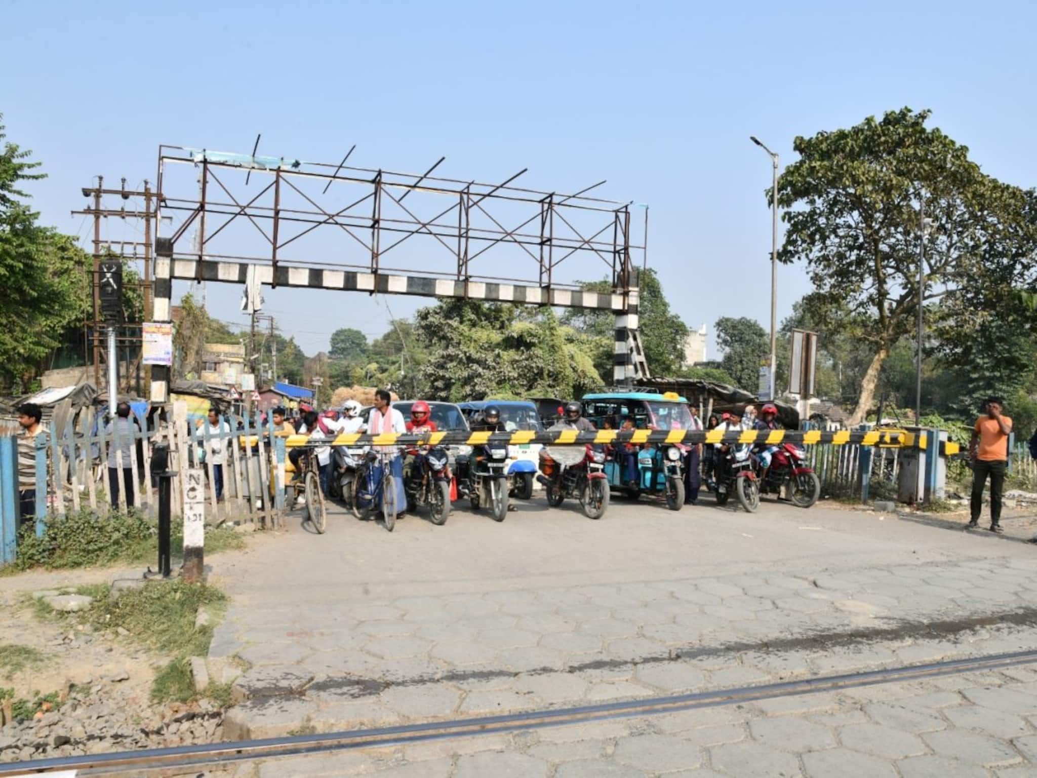 সুরক্ষা আরও জোরদার করার চেষ্টা! লেভেল ক্রসিংয়ে সুরক্ষা ব্যবস্থা কার্যকর করতে তৎপর রেল সুরক্ষা আরও জোরদার করার চেষ্টা! লেভেল ক্রসিংয়ে সুরক্ষা ব্যবস্থা কার্যকর করতে তৎপর রেল