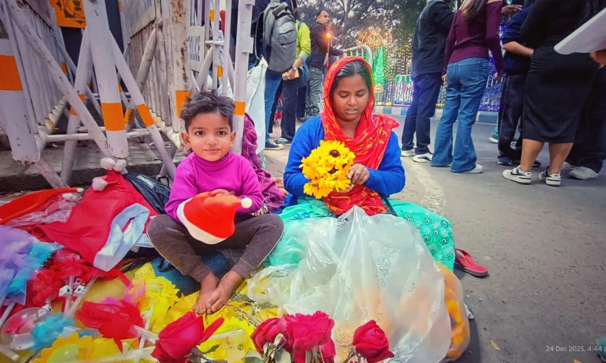 বড়দিনে কোলের শিশুকে পাশে নিয়ে ফুল বিক্রি করছেন মা! গোলাপ, সূর্যমুখী ফুল নিয়ে পসার মন্দ নয় বড়দিনে কোলের শিশুকে পাশে নিয়ে ফুল বিক্রি করছেন মা! গোলাপ, সূর্যমুখী ফুল নিয়ে পসার মন্দ নয়