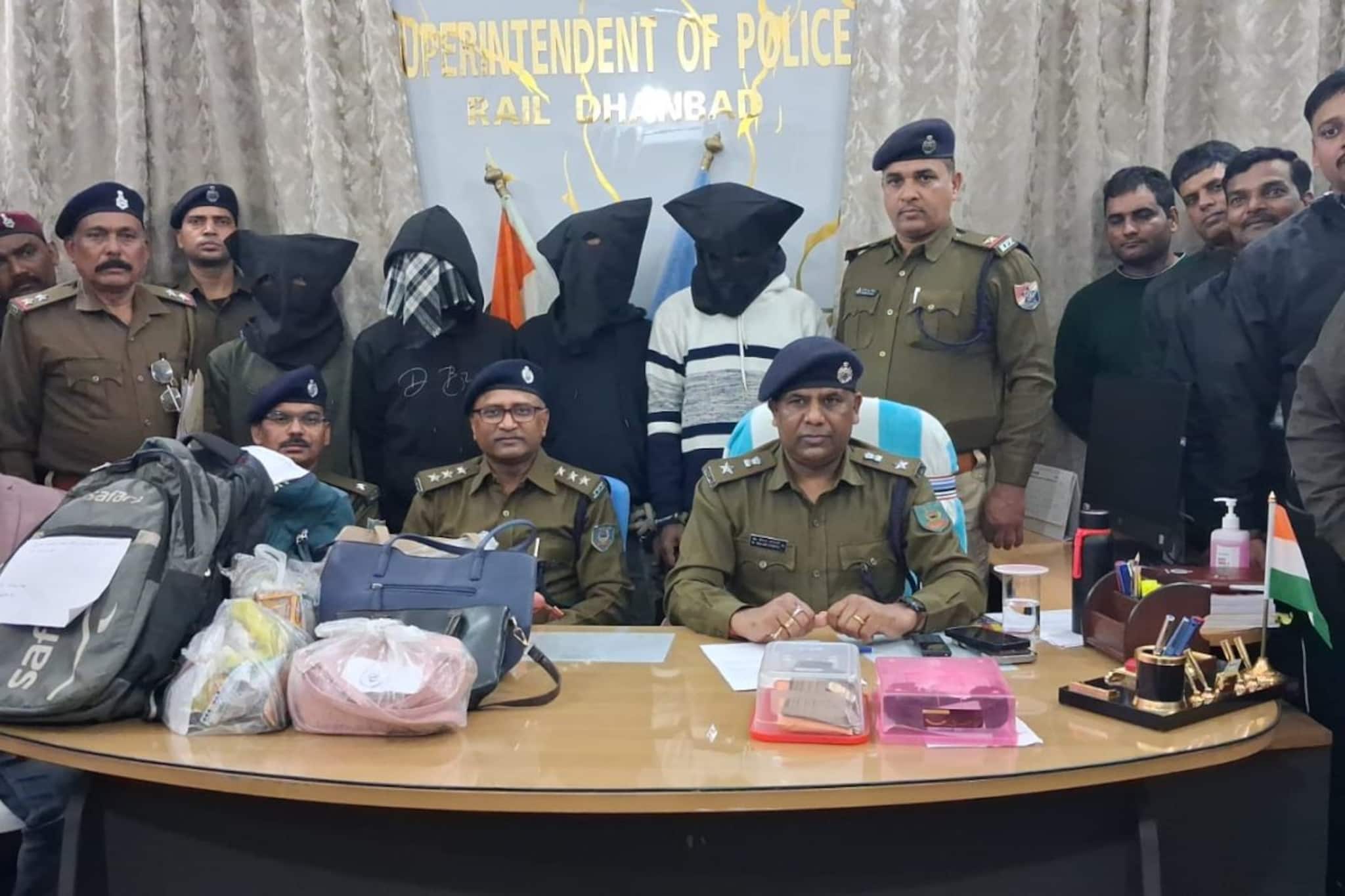 ৫টা সোনার গয়না, ৬টা মোবাইল, ৫টা পার্স! ট্রেনেই সাফ প্রায় ৩ লাখ টাকার মাল, ধৃত ৬