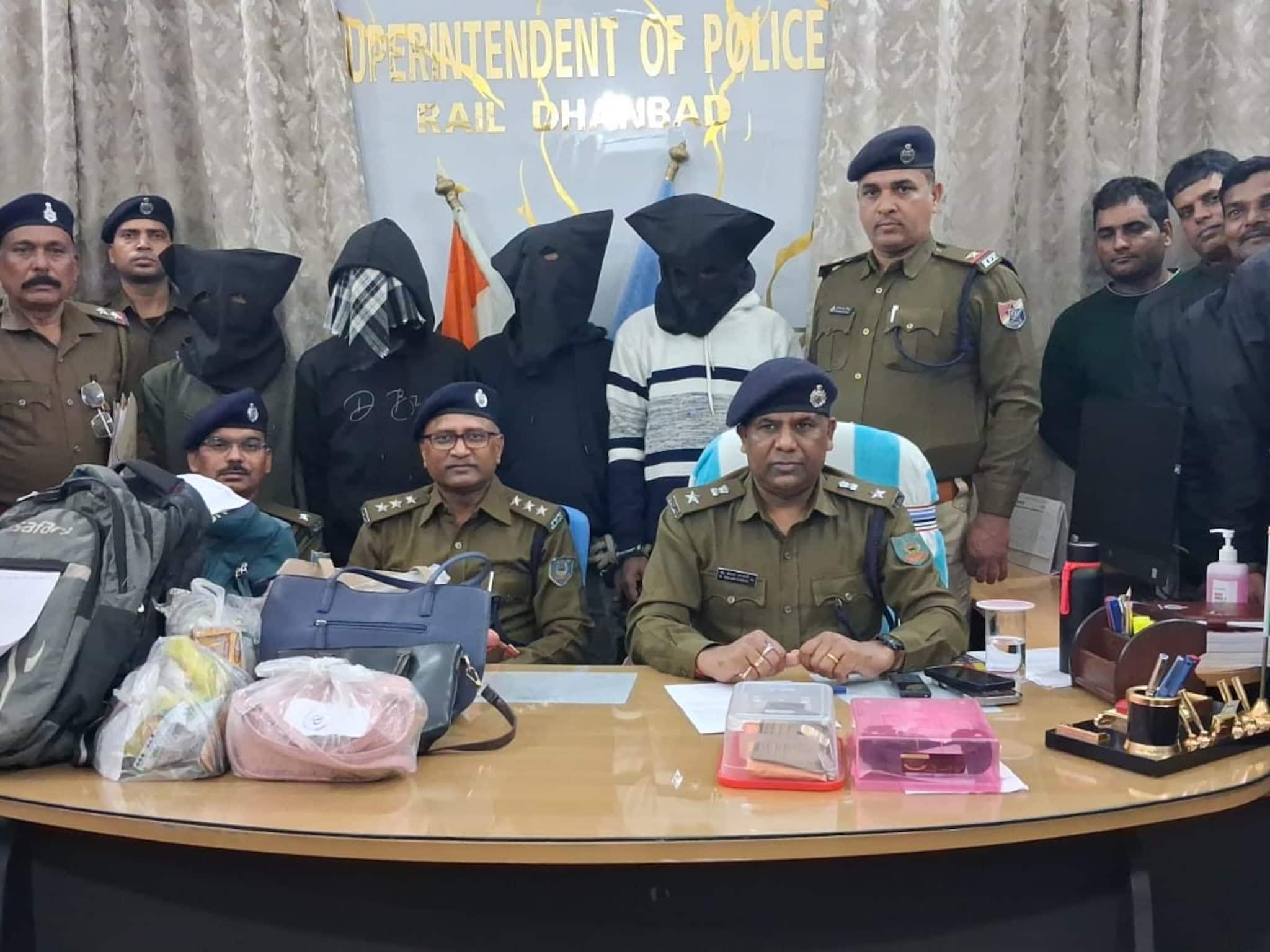 ৫টা সোনার গয়না, ৬টা মোবাইল, ৫টা পার্স! ট্রেনেই সাফ প্রায় ৩ লাখ টাকার মাল, ধৃত ৬