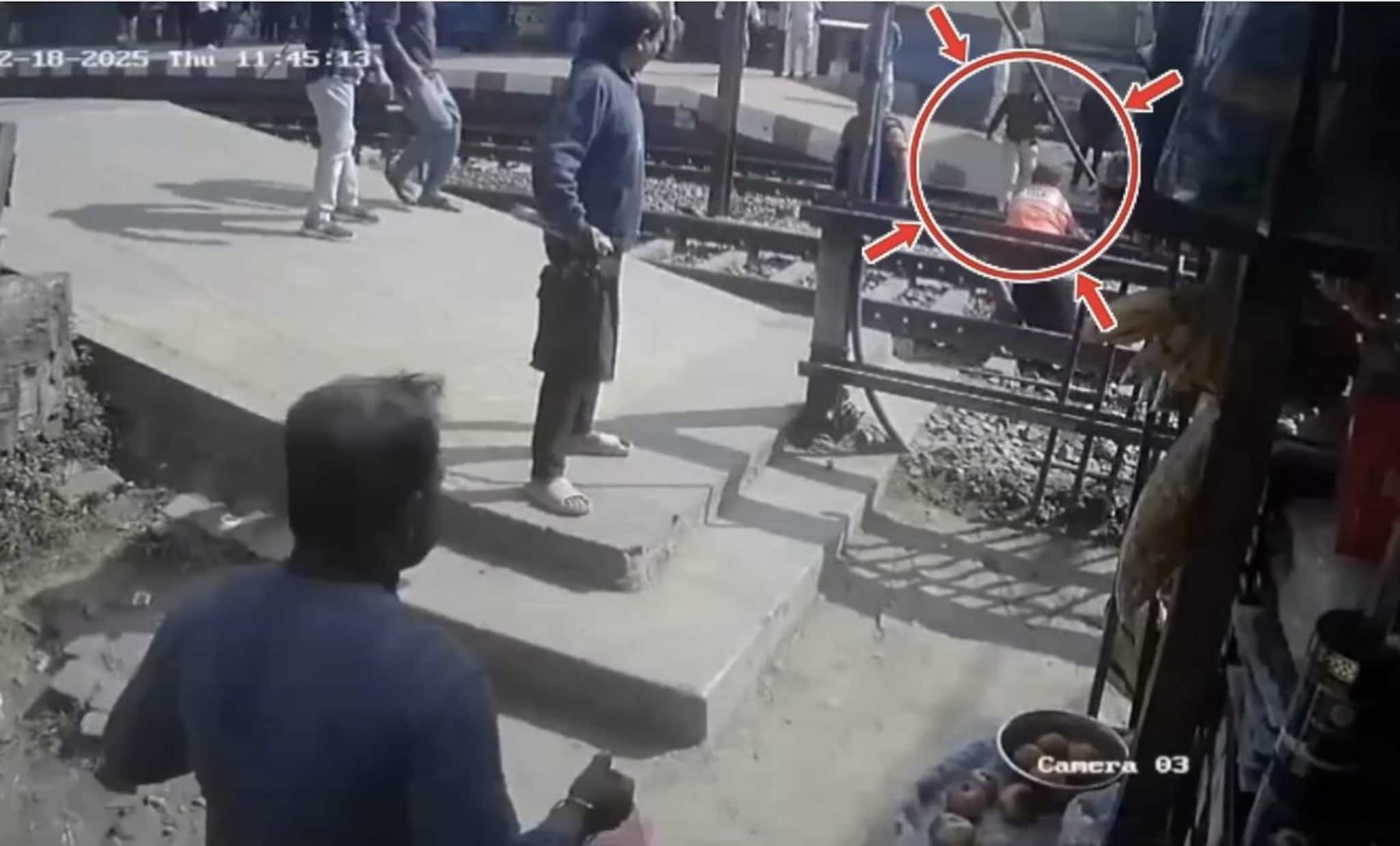 ধীরে ধীরে রেললাইন পেরচ্ছিলেন বৃদ্ধা..হঠাৎ সামনে এসে গেল ট্রেন...ঝাঁপিয়ে পড়লেন গাঙ্গুলি