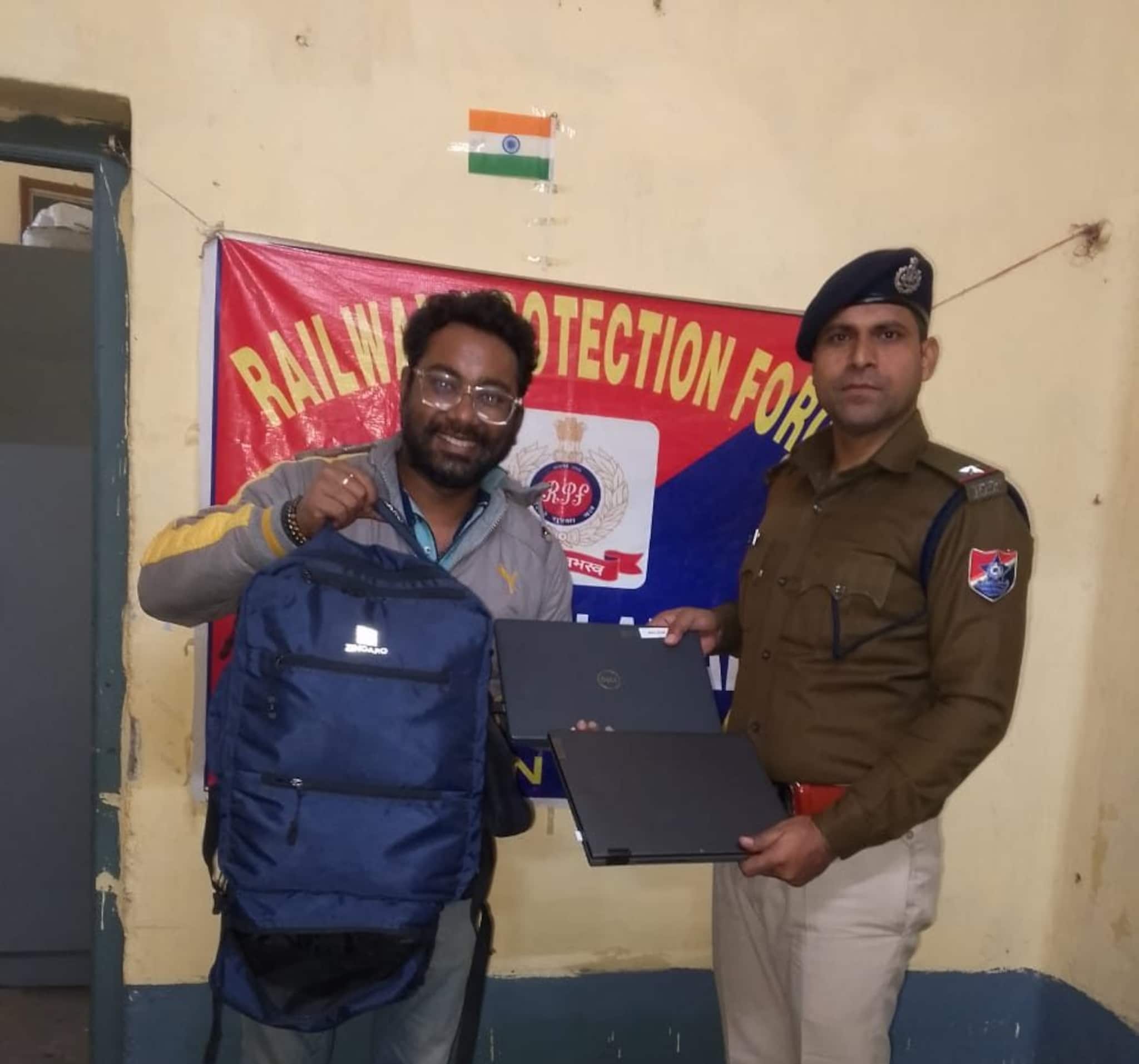 যাত্রীদের ৪.৯৭ লক্ষ টাকার হারানো জিনিস ফেরত দিল আরপিএফ, দৃষ্টান্ত স্থাপন করল আরপিএফ যাত্রীদের ৪.৯৭ লক্ষ টাকার হারানো জিনিস ফেরত দিল আরপিএফ, দৃষ্টান্ত স্থাপন করল আরপিএফ