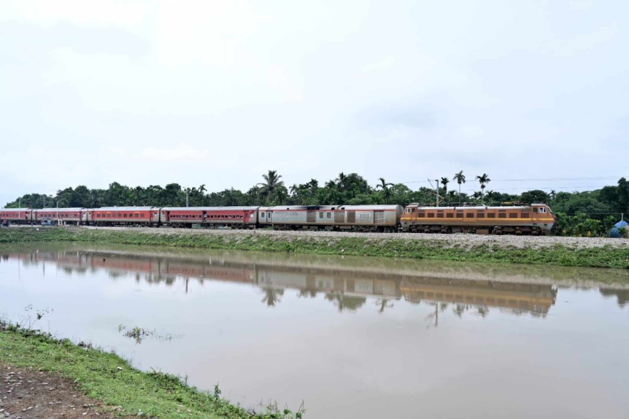 যাত্রী চাহিদা মেটাতে তৎপর উত্তর পূর্ব সীমান্ত রেল... বেশ কিছু স্টেশনে অতিরিক্ত স্টপেজ