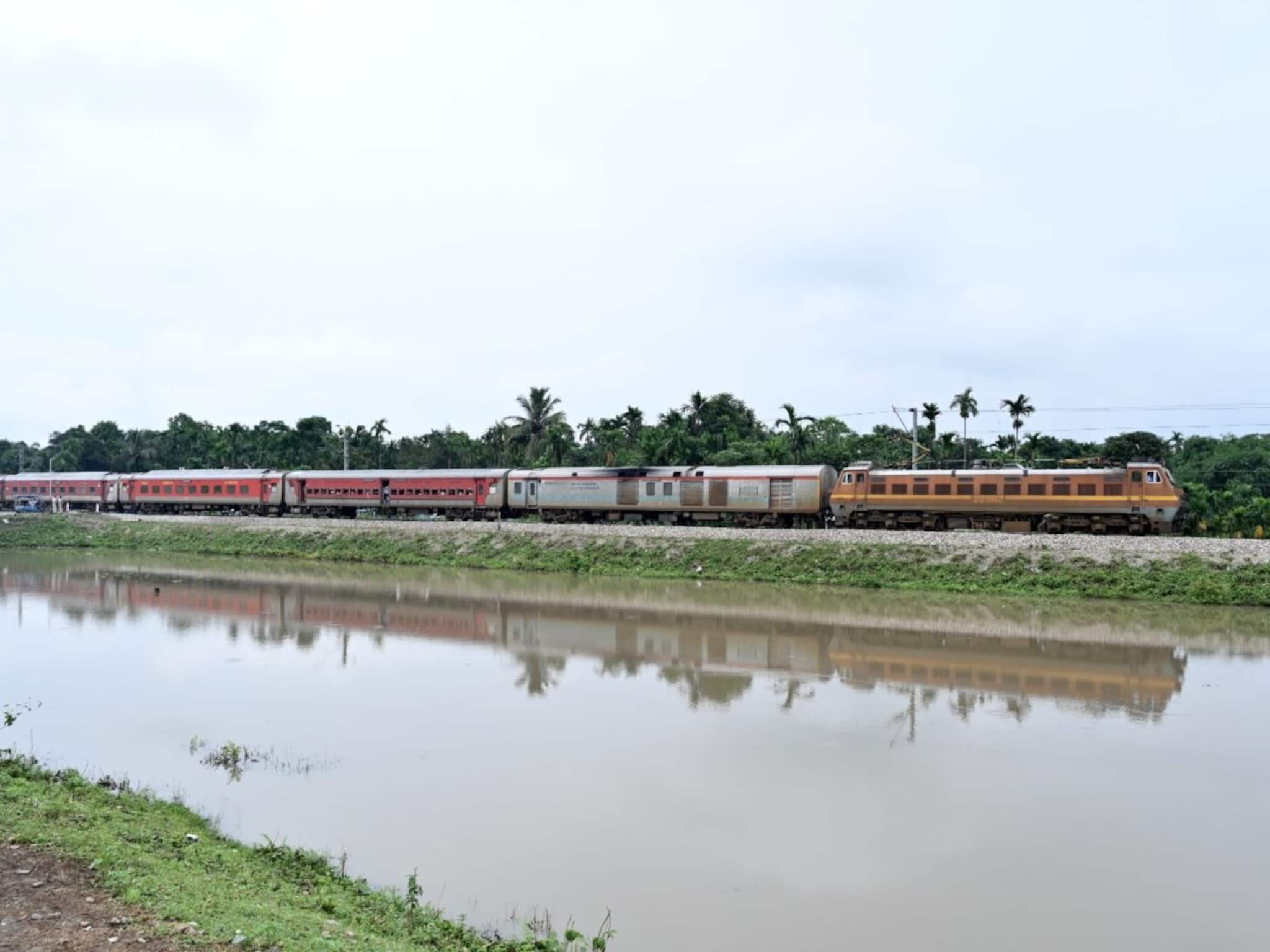 যাত্রী চাহিদা মেটাতে তৎপর উত্তর পূর্ব সীমান্ত রেল... বেশ কিছু স্টেশনে অতিরিক্ত স্টপেজ
