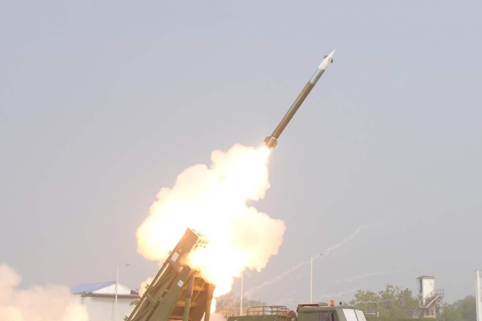 ১২০ কিলোমিটার ক্ষমতাসম্পন্ন পিনাকা লং রেঞ্জ গাইডেড রকেটের সফল প্রথম পরীক্ষা