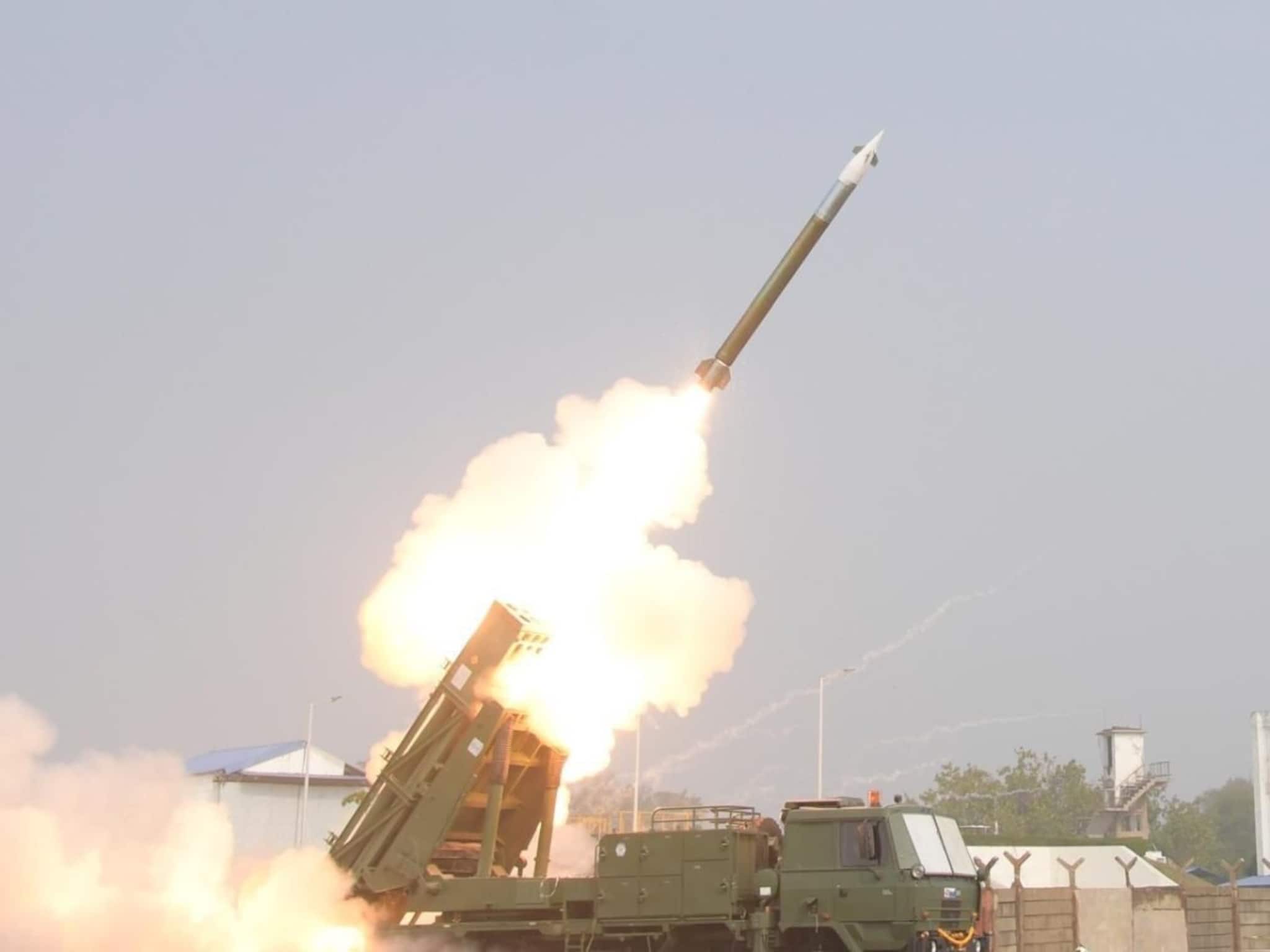 ১২০ কিলোমিটার ক্ষমতাসম্পন্ন পিনাকা লং রেঞ্জ গাইডেড রকেটের সফল প্রথম পরীক্ষা