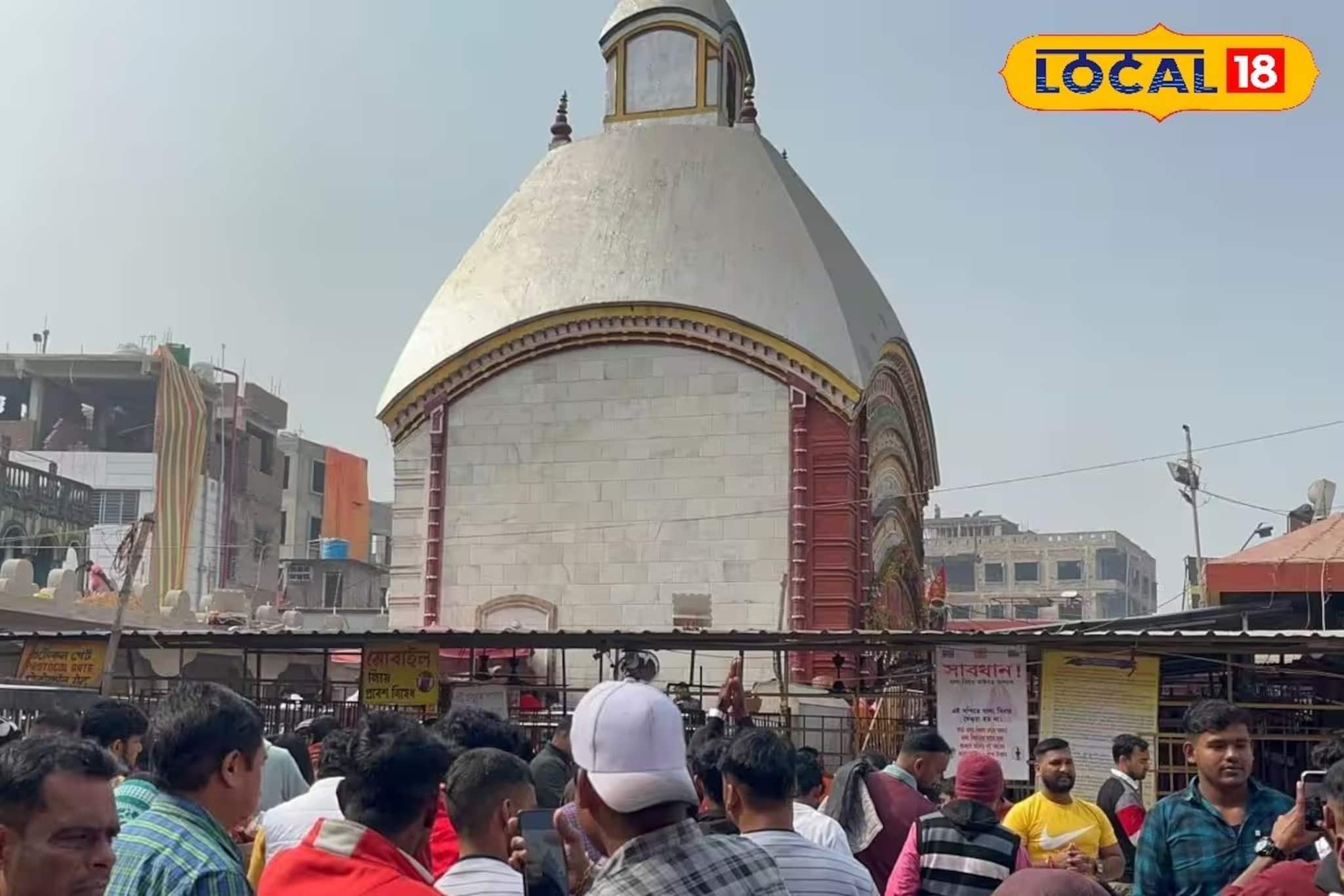 পুরনো বছরকে বিদায় জানিয়ে আগামীকে সুরক্ষিত করার প্রার্থণা নিয়ে তারাপীঠে মায়ের দর্শন