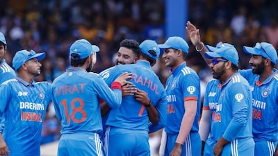 নিউজিল্যান্ডের বিরুদ্ধে এক দিনের সিরিজের দল ঘোষণা করল ভারত। দলে ফিরলেন অধিনায়ক শুভমন গিল এবং সহ-অধিনায়ক শ্রেয়স আয়ার। তবে BCCI জানিয়েছে, শ্রেয়সের সিরিজে খেলা নির্ভর করছে Centre of Excellence (CoE) থেকে ফিটনেস ছাড়পত্রের উপর।