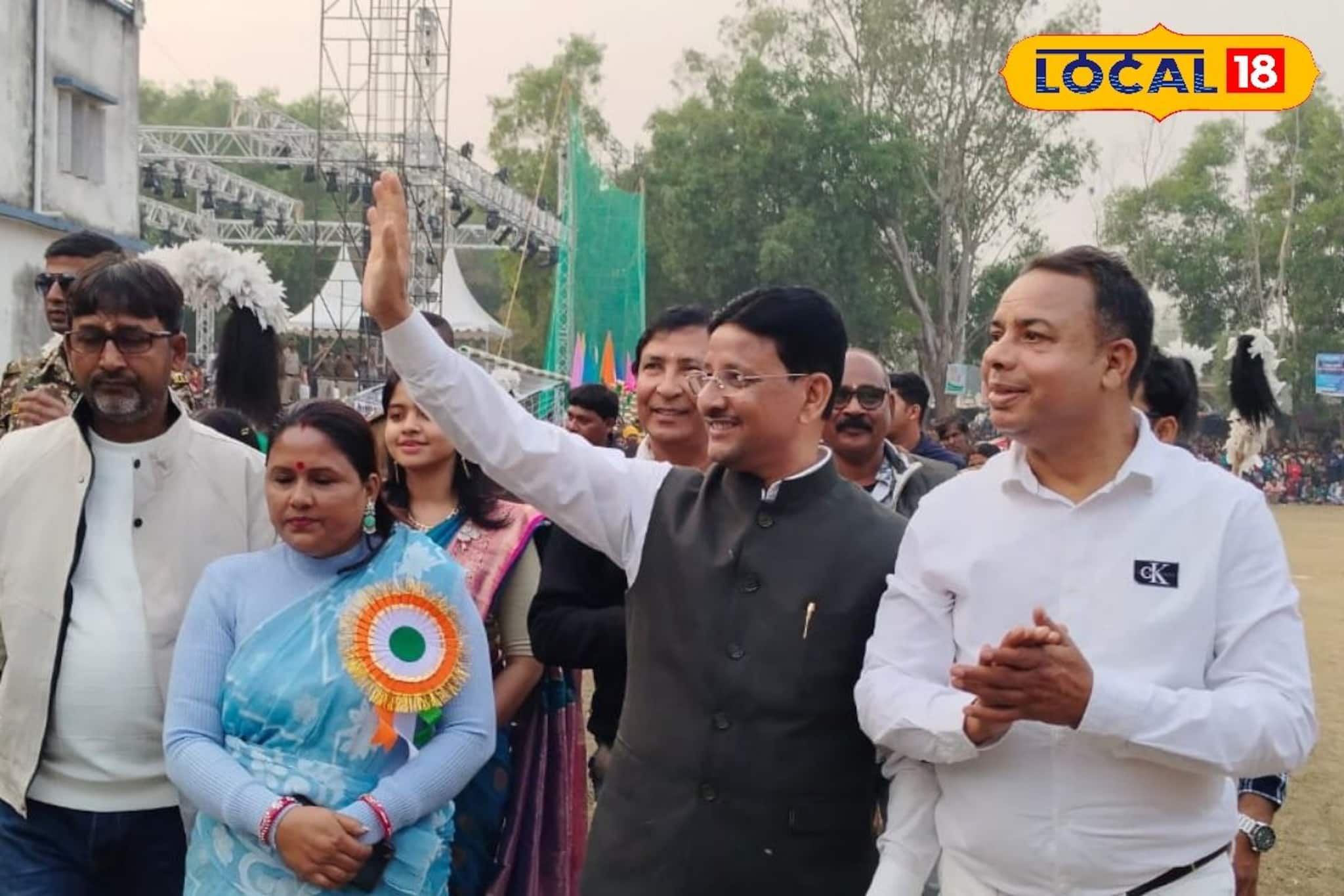 আউশগ্রামে ডবল ধামাকা! ফুটবল টুর্নামেন্ট ও মিলন মেলা, আসছেন দেব-নুসরত