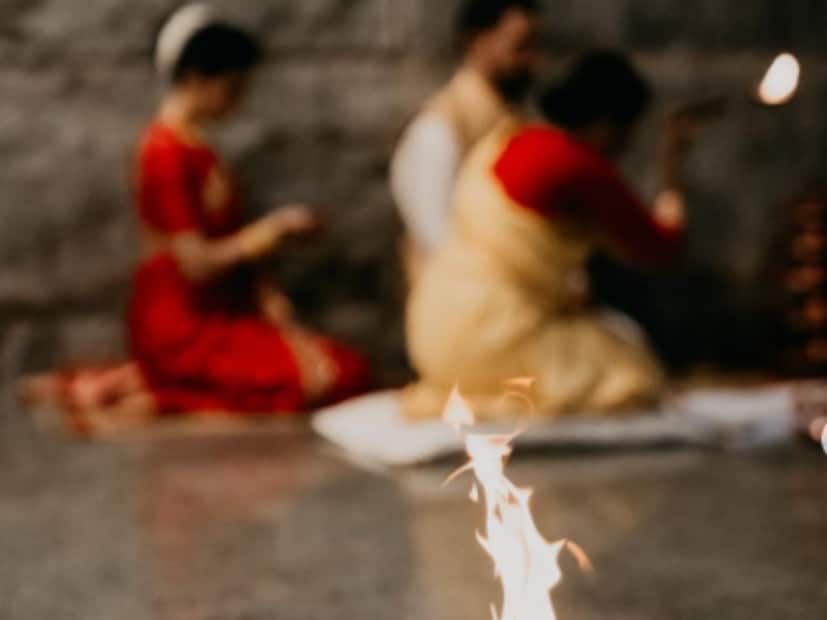 বহুদিন ধরেই পরিচালক এবং অভিনেত্রীর সম্পর্ক নিয়ে গুঞ্জন চলছিল ইন্ডাস্ট্রির অন্দরে। যদিও সম্পর্ক নিয়ে মুখে কুলুপ এঁটেছিলেন দু'জনেই। মাঝে দু'একটি ছবি ছাড়া আগাগোড়া সম্পর্ক আড়ালেই রেখেছিলেন দুই তারকা। 