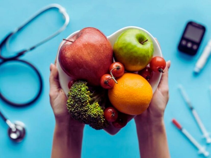 যখন চিন্তাভাবনা করে খাওয়া হয়, তখন পছন্দের খাবার ত্যাগ না করেও ডায়াবেটিস নিয়ন্ত্রণ করা যায়। পুষ্টি এবং ডায়াবেটিস নিঃসন্দেহে সংযুক্ত, কিন্তু ডায়াবেটিস পুষ্টি নিয়ে এত বেশি মিথ রয়েছে যে কখনও কখনও বাস্তবতাকে কল্পকাহিনী থেকে আলাদা করা কঠিন হতে পারে।