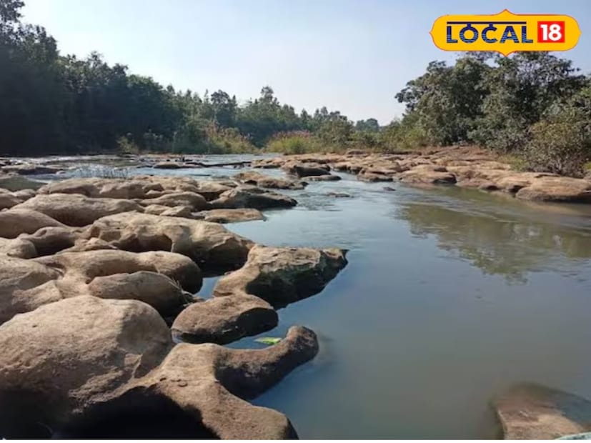 রাজগামার এলাকা থেকে মাত্র অল্প দূরে অবস্থিত ডুমারদি প্রাকৃতিক সৌন্দর্যে আশীর্বাদপ্রাপ্ত। পর্বতমালার মধ্যে অবস্থিত, জলের ধারা একটি ছোট স্রোতের মধ্য দিয়ে প্রবাহিত হয়। পাথরের মধ্য দিয়ে প্রবাহিত জলের গর্জন শব্দ দর্শনার্থীদের মোহিত করে, এটিকে সত্যিই একটি অনন্য পিকনিক অভিজ্ঞতা করে তোলে। সবুজ গাছপালা এবং পরিষ্কার পরিবেশ শহরের দূষণ থেকে সতেজতা এবং মুক্তির অভিজ্ঞতা প্রদান করে।