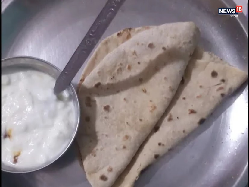 বেশিরভাগ ভারতীয় পরিবারে, গরম এবং তাজা রুটি খাওয়াই একটি প্রচলিত রীতি, বাসি রুটি প্রায়শই ফেলে দেওয়া হয়, কারণ এটি খাওয়ার অনুপযুক্ত বলে মনে করা হয়। কিন্তু আসলেই কি তা সত্যি, বাসি রুটি খেলে কী হয়? আয়ুর্বেদ অনুসারে বিশ্বাস করা হয় যে, যে কোনও রান্না করা খাবার তিন ঘণ্টার মধ্যে খাওয়া উচিত কারণ এটি আরও ভাল হজম এবং পুষ্টির শোষণে সহায়তা করে। বেশিরভাগ ভারতীয় পরিবারে, গরম এবং তাজা রুটি খাওয়াই একটি প্রচলিত রীতি, বাসি রুটি প্রায়শই ফেলে দেওয়া হয়, কারণ এটি খাওয়ার অনুপযুক্ত বলে মনে করা হয়। কিন্তু আসলেই কি তা সত্যি, বাসি রুটি খেলে কী হয়? আয়ুর্বেদ অনুসারে বিশ্বাস করা হয় যে, যে কোনও রান্না করা খাবার তিন ঘণ্টার মধ্যে খাওয়া উচিত কারণ এটি আরও ভাল হজম এবং পুষ্টির শোষণে সহায়তা করে।