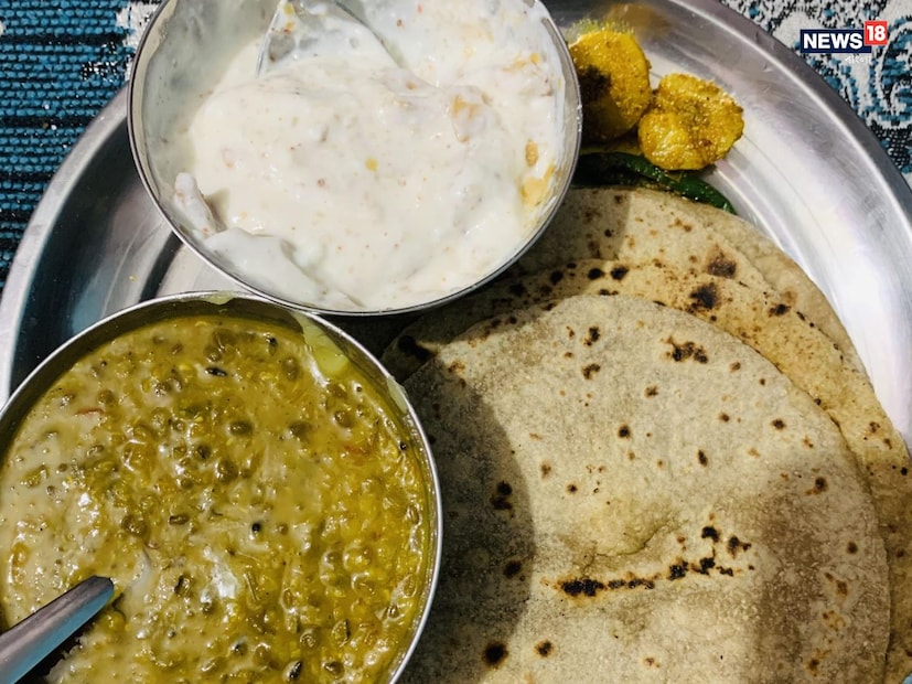 কেন দুটো একসঙ্গে মিশ্রিত করতে হবেটিফিনে দই এবং বাসি রুটি খাওয়া অনেক ভারতীয় পরিবারের একটি রীতি। এটি মূলত হজমশক্তি উন্নত করতে এবং টেকসই শক্তি নিশ্চিত করতেই করা হয়- শরীর পুরোপুরি সুষম পুষ্টি পায়।