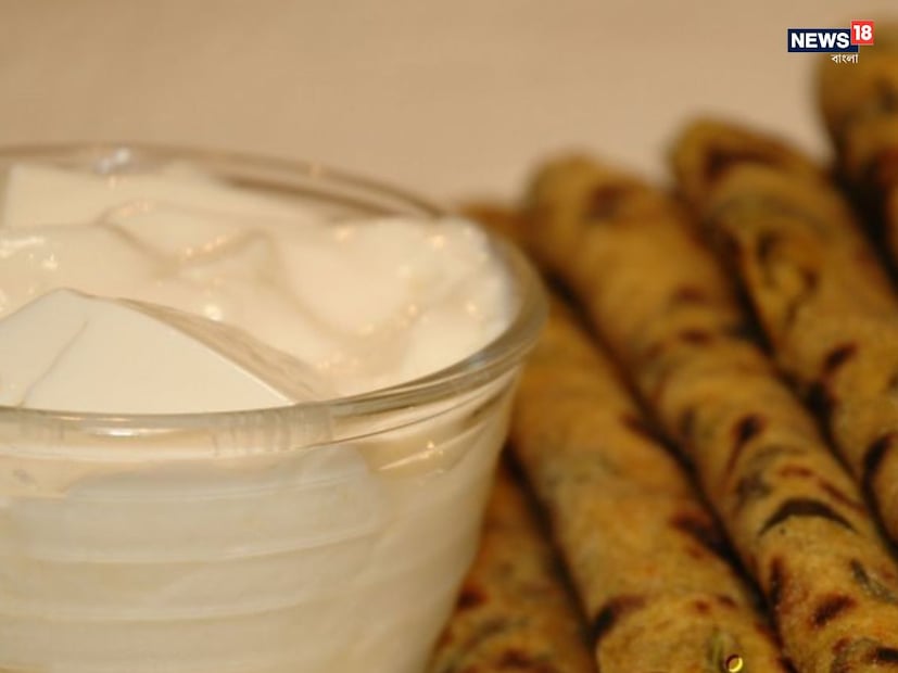 গাঁজানো রুটি সাধারণত পেটের জন্য হালকা হয় এবং এতে প্রচুর পরিমাণে জটিল কার্বোহাইড্রেট, ফাইবার এবং প্রয়োজনীয় খনিজ থাকে যা দইয়ের সঙ্গে ভালভাবে কাজ করে, যার মধ্যে উচ্চমানের প্রোটিন, ক্যালসিয়াম, ভিটামিন বি১২ এবং প্রোবায়োটিক থাকে যা অন্ত্রের স্বাস্থ্য এবং রোগ প্রতিরোধ ক্ষমতা শক্তিশালী করে। একসঙ্গে, তারা এমন একটি খাবার তৈরি করে যা হজম করা সহজ, যা দীর্ঘ সময় ধরে পেট ভরিয়ে রাখে, স্থিতিশীল শক্তি দেয় এবং শরীরকে পুষ্টি দেয়- টিফিনের জন্যও দুর্দান্ত। আরও কিছু কারণ এখানে দেওয়া হল।