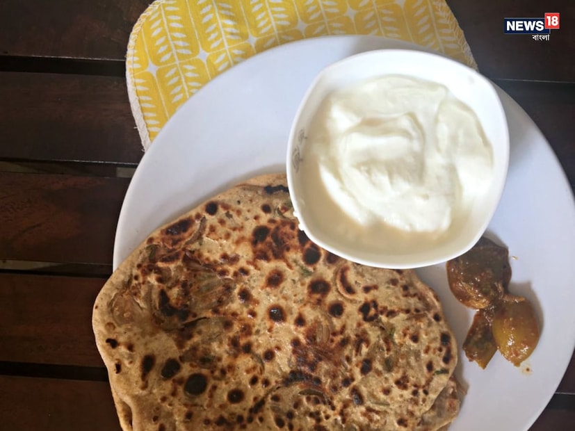 প্রয়োজনীয় পুষ্টির সমৃদ্ধ উৎসবাসি রুটি যদি তৈরি করা হয় গোটা গম থেকে, তা জটিল কার্বোহাইড্রেট, খাদ্যতালিকাগত ফাইবার, বি-ভিটামিন এবং আয়রন এবং ম্যাগনেসিয়ামের মতো খনিজ পদার্থ সরবরাহ করে। দই উচ্চমানের প্রোটিন, ক্যালসিয়াম, ভিটামিন বি১২ এবং প্রোবায়োটিকের সঙ্গে এটির পরিপূরক। একসঙ্গে, তারা একটি পুষ্টিকর ঘন সংমিশ্রণ তৈরি করে যা শক্তি, হাড়ের স্বাস্থ্য এবং সামগ্রিক সুস্থতা বজায় রাখে।