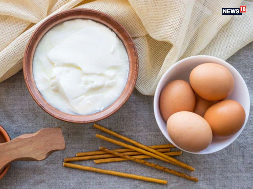 চুল ভেঙে যাওয়া, রুক্ষতা, অতিরিক্ত হিট বা কেমিক্যাল ট্রিটমেন্টে ক্ষতিগ্রস্ত হওয়া ক্ষেত্রে ডিমকে সেরা প্রাকৃতিক প্রোটিন ট্রিটমেন্ট হিসেবে ধরা হয়। ডিমে রয়েছে উচ্চমাত্রার প্রোটিন, বায়োটিন, ভিটামিন A, D, E, জিঙ্ক ও সেলেনিয়াম, যা চুলকে শক্তিশালী করে, ইলাস্টিসিটি বাড়ায় এবং দ্রুত চুল বৃদ্ধিতে সাহায্য করে। বিশেষজ্ঞরা জানান, সপ্তাহে একবার ডিমের হেয়ার মাস্ক ব্যবহার করলে নিস্তেজ ও ভঙ্গুর চুলে ফিরে আসে মসৃণতা ও ঘনত্ব।