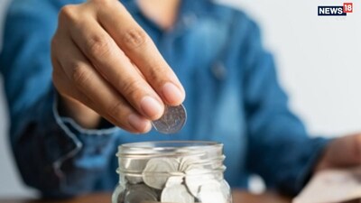 ব্যাঙ্ক আমানতের হার বনাম ক্ষুদ্র সঞ্চয় প্রকল্প২০২৫ সালে ভারতীয় রিজার্ভ ব্যাঙ্কের (RBI) চারটি সুদের হার কমানো এবং ফলস্বরূপ ব্যাঙ্ক ফিক্সড ডিপোজিটের হার হ্রাসের মধ্যেও ক্ষুদ্র সঞ্চয় প্রকল্পগুলো উচ্চতর হার বজায় রেখে তাদের আকর্ষণ ধরে রেখেছে। ফলস্বরূপ, কিছু সঞ্চয়কারী নিরাপদ, নির্দিষ্ট রিটার্নের জন্য প্রচলিত ব্যাঙ্ক আমানতের চেয়ে এগুলিকে বেশি পছন্দ করেন। দীর্ঘমেয়াদী বিনিয়োগকারী এবং অবসরপ্রাপ্ত ব্যক্তিরা ২০২৫ সাল পর্যন্ত ক্ষুদ্র সঞ্চয় প্রকল্পগুলোর সুদের হারের স্থিতিশীলতা থেকে উপকৃত হয়েছেন, বিশেষ করে যখন ব্যাঙ্ক এফডি-র মতো অন্যান্য সুদ-উপার্জনকারী বিকল্পগুলো মুদ্রানীতির পরিবর্তনের সঙ্গে নিজেদের মানিয়ে নিয়ে চলছে।