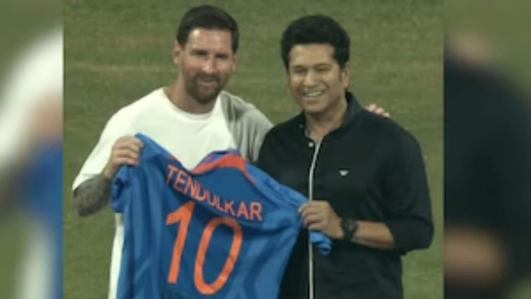 Messi India Tour: ওয়াংখেড়ে স্টেডিয়ামে ফুটবলের রাজপুত্রকে ১০ নম্বর জার্সি উপহার সচিনের!