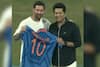 ওয়াংখেড়ে স্টেডিয়ামে ফুটবলের রাজপুত্রকে ১০ নম্বর জার্সি উপহার সচিনের!
